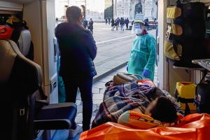 Luca guarda il Duomo dall&#039;interno dell&#039;ambulanza