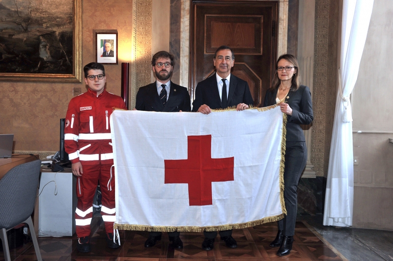 Il Sindaco Sala riceve la bandiera della Croce Rossa in occasione della Giornata Mondiale dell’8 maggio